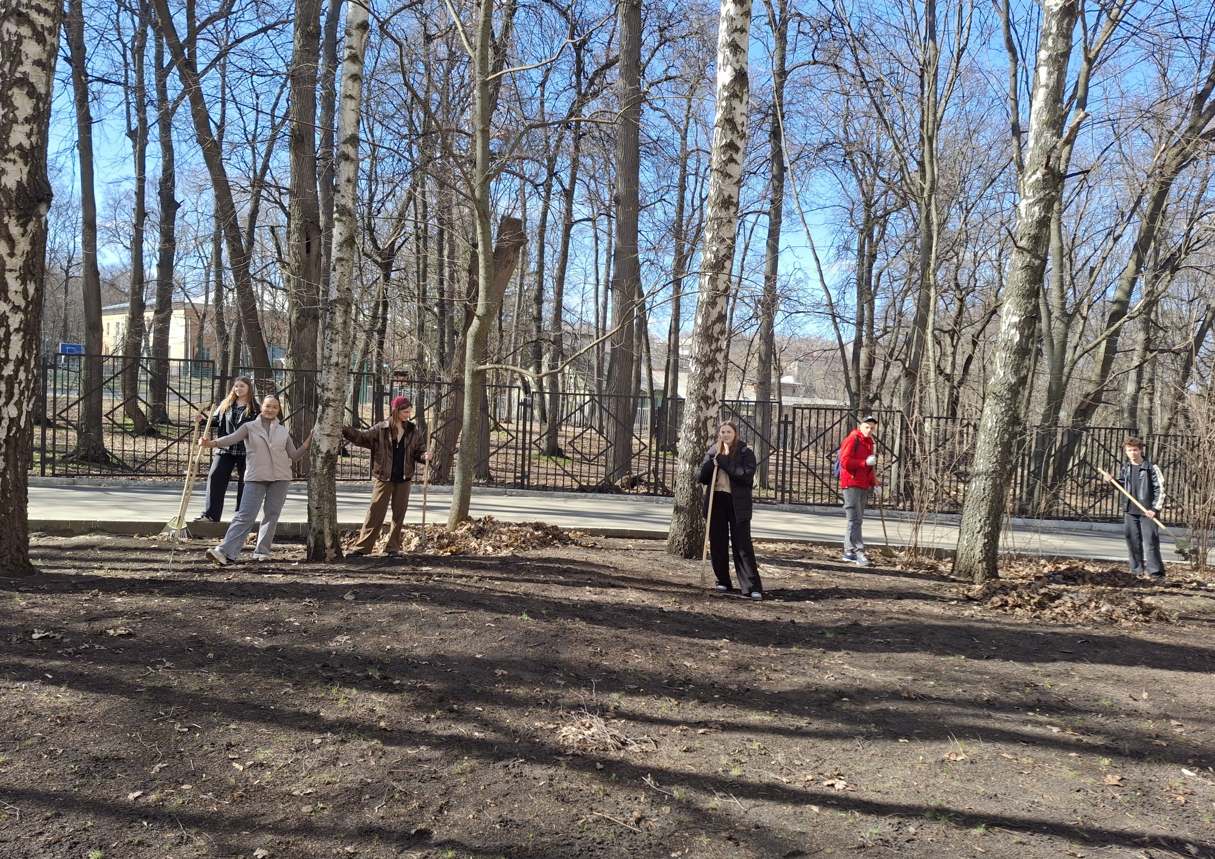 Группа 24 ФПИ1 на уборке территории